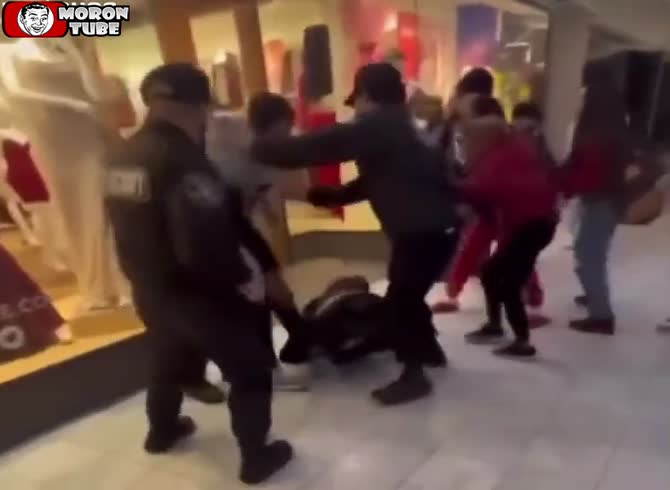 Video :Free violence against a security guard in a San Francisco shopping mall